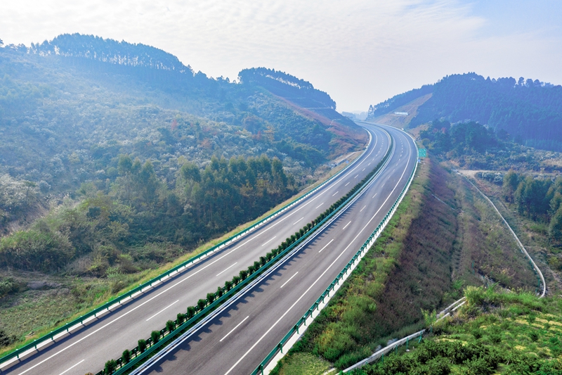 6.高速公路與群山相連，植被覆蓋率高，與原生態(tài)環(huán)境恢復(fù)有機(jī)結(jié)合.jpg