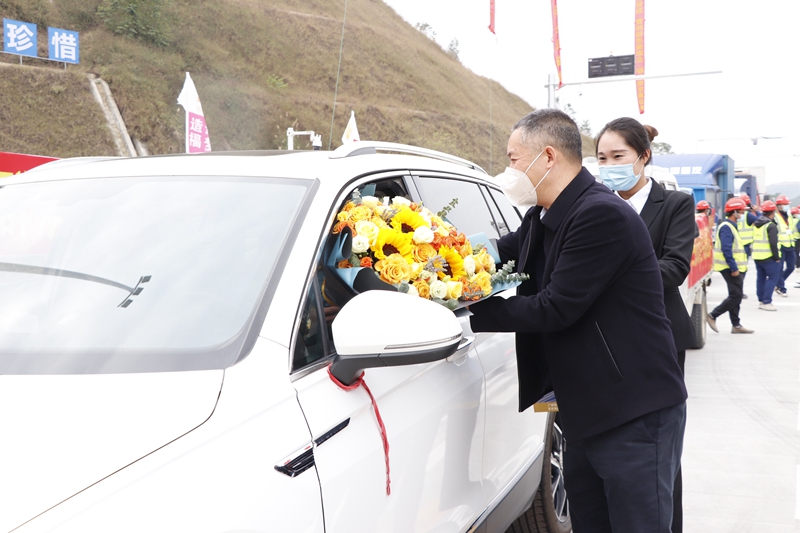 廣西新發(fā)展交通集團黨委書記、董事長陳開群為第一輛通車車輛送上鮮花.JPG